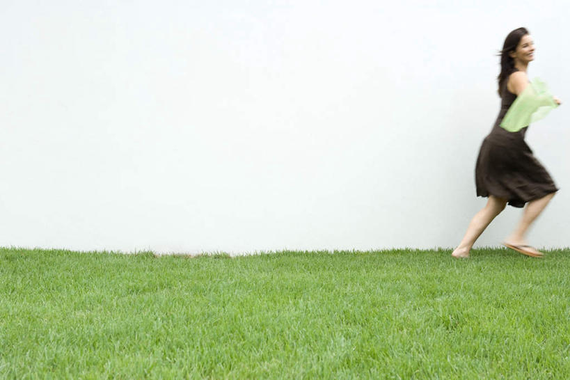 西方人,一个人,跑,横图,室外,白天,侧面,锻炼,运动,草地,草坪,植物,欧洲,欧洲人,仅一个女性,仅一个人,朦胧,模糊,墙,墙壁,墙面,草,绿色,仅一个中年女性,体育,女人,女性,中年女性,白种人,跑步,彩图,全身,健身