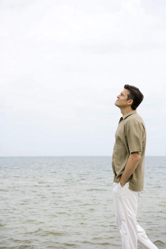 西方人,一个人,站,竖图,室外,白天,侧面,度假,海浪,海洋,美景,欧洲,欧洲人,仅一个男性,仅一个人,景观,浪花,水平线,辽阔,海平线,注视,娱乐,仅一个年轻男性,自然,海水,看,站着,享受,休闲,广阔,景色,放松,一望无际,关注,自然风光,海景,无边无际,一马平川,男人,男性,年轻男性,白种人,大海,风浪,海,海水的波动,近岸浪,涌浪,抬头,仰头,站立,半身,彩图,水天相接,水天一线