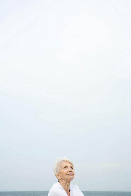 西方人,一个人,站,竖图,室外,特写,白天,仰视,度假,海浪,海洋,美景,欧洲,欧洲人,仅一个女性,仅一个人,景观,浪花,水平线,辽阔,海平线,注视,娱乐,自然,海水,看,站着,享受,休闲,广阔,景色,放松,仅一个老年女性,一望无际,关注,自然风光,海景,无边无际,一马平川,老年女性,女人,女性,白种人,大海,风浪,海,海水的波动,近岸浪,涌浪,抬头,仰头,站立,半身,彩图,低角度拍摄,水天相接,水天一线