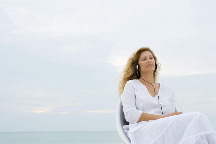 西方人,一个人,坐,闭眼,横图,室外,白天,仰视,快乐,满意,幸福,海浪,海洋,欧洲,欧洲人,仅一个年轻女性,仅一个女性,仅一个人,浪花,云,云朵,音响,音乐,云彩,娱乐,蓝色,白云,蓝天,天空,海水,耳机,天,享受,休闲,放松,舒适,享乐,海景,年轻女性,女人,女性,白种人,大海,风浪,海,海水的波动,近岸浪,涌浪,闭眼睛,闭着眼,闭着眼睛,坐着,半身,彩图,低角度拍摄