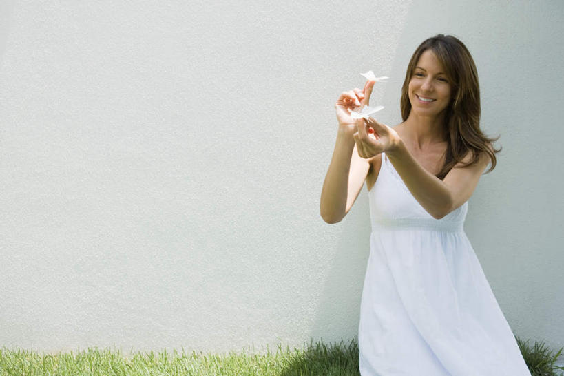 西方人,手,一个人,站,捧,笑,微笑,露齿笑,横图,室外,白天,正面,蝴蝶,欧洲,欧洲人,仅一个年轻女性,仅一个女性,仅一个人,阴影,光线,昆虫,影子,墙,墙壁,墙面,一只,白色,阳光,动物,站着,手部,益虫,年轻女性,女人,女性,白种人,端,端着,捧着,手捧,站立,半身,彩图