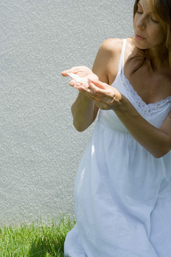 西方人,手,一个人,站,捧,竖图,俯视,室外,白天,蝴蝶,欧洲,欧洲人,仅一个年轻女性,仅一个女性,仅一个人,阴影,光线,昆虫,影子,墙,注视,墙壁,墙面,一只,白色,阳光,动物,看,站着,手部,关注,益虫,年轻女性,女人,女性,白种人,端,端着,捧着,手捧,站立,半身,彩图,高角度拍摄