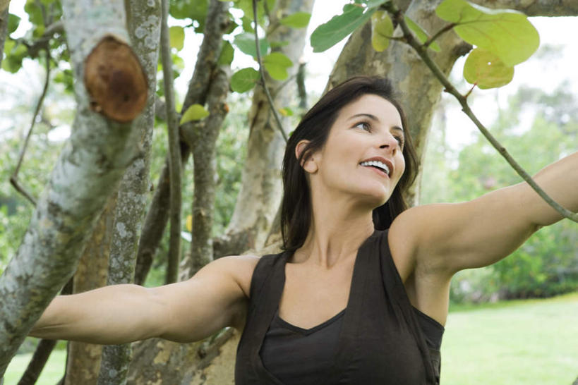 西方人,脸,头,脸颊,一个人,站,伸展双臂,横图,室外,特写,白天,正面,草地,草坪,植物,欧洲,欧洲人,仅一个年轻女性,仅一个女性,仅一个人,服装,休闲装,肩膀,草,树,树木,衣服,绿色,自然,站着,休闲,休闲服,服饰,生长,成长,年轻女性,女人,女性,白种人,头部,脸部,脸蛋,面部,敞开双臂,伸开双臂,展开双肩,站立,张开手臂,张开双臂,半身,彩图