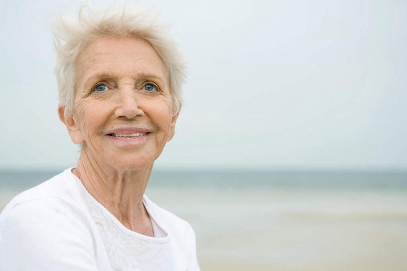 西方人,脸,头,脸颊,一个人,站,笑,微笑,横图,室外,特写,白天,正面,度假,海浪,海洋,美景,欧洲,欧洲人,仅一个女性,仅一个人,服装,朦胧,模糊,景观,浪花,水平线,云,云朵,辽阔,海平线,云彩,休闲装,娱乐,肩膀,衣服,蓝色,白云,蓝天,天空,自然,海水,天,站着,享受,休闲,广阔,休闲服,景色,放松,服饰,仅一个老年女性,一望无际,自然风光,海景,无边无际,一马平川,老年女性,女人,女性,白种人,头部,脸部,脸蛋,面部,大海,风浪,海,海水的波动,近岸浪,涌浪,站立,半身,彩图,水天相接,水天一线