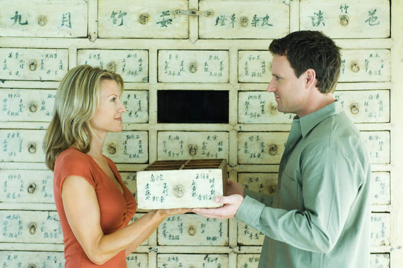 西方人,两个人,伙伴,朋友,站,横图,室内,白天,侧面,友谊,柜子,抽屉,欧洲,欧洲人,一排,许多,服装,整齐,木箱,拿,拿着,休闲装,相视,排列,衣服,箱子,橱柜,站着,休闲,面对面,休闲服,服饰,对视,队列,相对,相看,友情,男人,男性,年轻男性,年轻女性,女人,女性,白种人,情侣,站立,半身,彩图