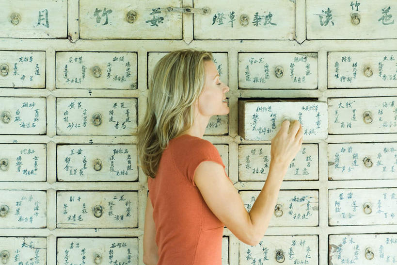 西方人,一个人,站,横图,室内,白天,侧面,柜子,抽屉,欧洲,欧洲人,仅一个年轻女性,仅一个女性,仅一个人,一排,许多,服装,整齐,木箱,拿,拿着,注视,休闲装,排列,衣服,箱子,橱柜,低头,看,站着,休闲,休闲服,服饰,队列,关注,年轻女性,女人,女性,白种人,站立,半身,彩图