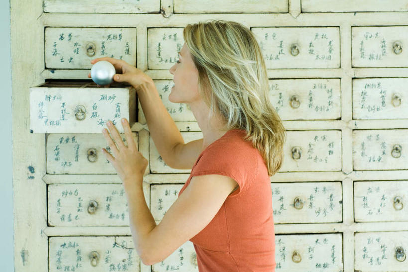 西方人,一个人,站,横图,室内,白天,侧面,柜子,抽屉,欧洲,欧洲人,仅一个年轻女性,仅一个女性,仅一个人,一排,许多,服装,整齐,木箱,拿,拿着,注视,休闲装,排列,衣服,箱子,橱柜,低头,看,站着,休闲,休闲服,服饰,队列,关注,年轻女性,女人,女性,白种人,站立,半身,彩图