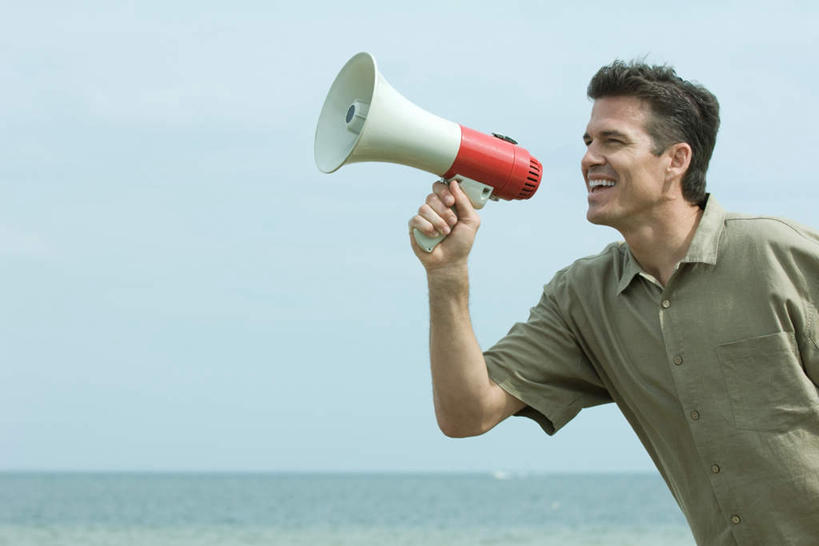 西方人,一个人,站,横图,室外,白天,正面,海浪,海洋,欧洲,欧洲人,仅一个男性,仅一个人,握,服装,浪花,水平线,云,云朵,辽阔,海平线,拿,云彩,大喊,拿着,休闲装,喇叭,仅一个年轻男性,一个,衣服,红色,蓝色,白云,蓝天,天空,海水,话筒,天,站着,休闲,广阔,休闲服,喊,握着,服饰,单个,一望无际,呼喊,传声筒,海景,无边无际,一马平川,男人,男性,年轻男性,白种人,大海,风浪,海,海水的波动,近岸浪,涌浪,站立,半身,彩图,水天相接,水天一线