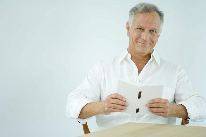 西方人,一个人,坐,笑,微笑,横图,室内,白天,正面,桌子,欧洲,欧洲人,仅一个男性,仅一个人,服装,材料,档案,文件,办公桌,墙,拿,拿着,休闲装,墙壁,墙面,衣服,资料,仅一个老年男性,休闲,休闲服,服饰,文档,老年男性,男人,男性,白种人,坐着,半身,彩图