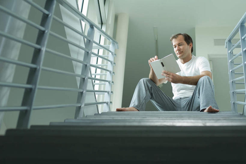 西方人,一个人,栏杆,坐,横图,室内,白天,仰视,看书,阅读,楼梯,书籍,欧洲,欧洲人,仅一个男性,仅一个人,学习,阴影,服装,光线,扶手,影子,阶梯,拿,拿着,休闲装,护栏,台阶,仅一个年轻男性,衣服,阳光,书本,看,休闲,休闲服,读书,浏览,服饰,男人,男性,年轻男性,白种人,书,图书,坐着,彩图,低角度拍摄,全身