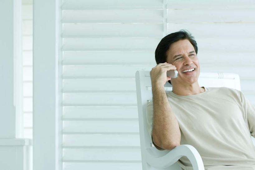 西方人,一个人,坐,笑,打电话,微笑,露齿笑,横图,室外,白天,正面,电话,手机,欧洲,欧洲人,仅一个男性,仅一个人,仅一个中年男性,服装,朦胧,模糊,墙,拿,拿着,休闲装,通讯设备,墙壁,墙面,衣服,休闲,休闲服,服饰,交流,男人,男性,中年男性,白种人,沟通,通话,坐着,半身,彩图