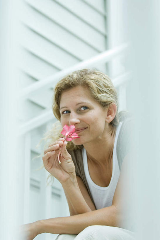 西方人,一个人,栏杆,坐,竖图,室外,白天,仰视,欧洲,欧洲人,仅一个女性,仅一个人,服装,朦胧,模糊,盛开,墙,围栏,拿,花蕾,拿着,休闲装,闻,护栏,墙壁,墙面,花,花瓣,花朵,鲜花,一朵,衣服,粉色,花苞,花蕊,仅一个中年女性,休闲,休闲服,服饰,女人,女性,中年女性,白种人,坐着,半身,彩图,低角度拍摄