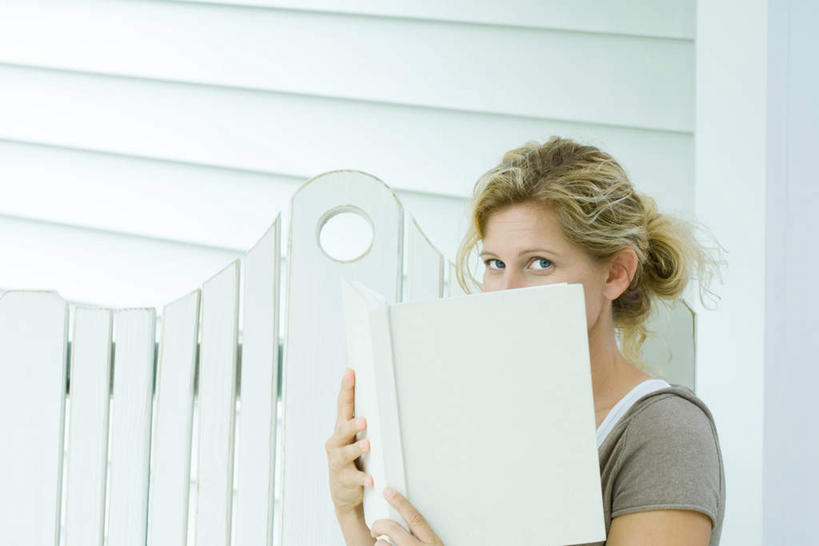 西方人,脸,头,脸颊,一个人,栏杆,站,横图,室外,白天,正面,欧洲,欧洲人,仅一个年轻女性,仅一个女性,仅一个人,服装,材料,档案,文件,墙,围栏,拿,拿着,休闲装,护栏,墙壁,墙面,衣服,资料,站着,休闲,休闲服,遮,服饰,遮挡,文档,遮盖,遮蔽,年轻女性,女人,女性,白种人,头部,脸部,脸蛋,面部,站立,半身,彩图