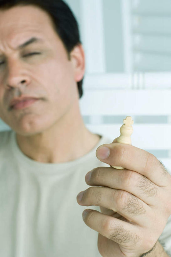 西方人,脸,头,脸颊,一个人,坐,竖图,室外,特写,白天,正面,欧洲,欧洲人,仅一个男性,仅一个人,服装,朦胧,模糊,木制,墙,拿,拿着,注视,休闲装,肩膀,墙壁,墙面,仅一个年轻男性,一个,衣服,看,休闲,休闲服,国际象棋,服饰,单个,关注,男人,男性,年轻男性,白种人,头部,脸部,脸蛋,面部,坐着,半身,彩图