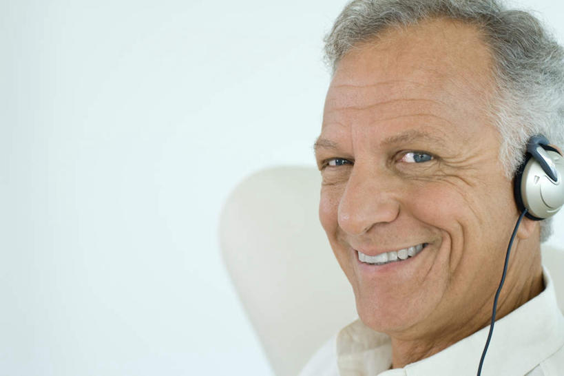 西方人,脸,头,脸颊,一个人,坐,笑,微笑,露齿笑,横图,室内,特写,白天,白色背景,正面,快乐,满意,幸福,欧洲,欧洲人,仅一个男性,仅一个人,服装,音响,音乐,休闲装,娱乐,肩膀,衣服,耳机,仅一个老年男性,享受,休闲,休闲服,放松,摄影,服饰,影棚,舒适,享乐,老年男性,男人,男性,白种人,头部,脸部,脸蛋,面部,坐着,半身,彩图,影棚拍摄,拍摄