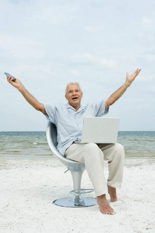 西方人,一个人,坐,伸展双臂,竖图,室外,白天,正面,度假,海浪,海洋,沙滩,椅子,欧洲,欧洲人,仅一个男性,仅一个人,沙子,海岸,浪花,水平线,辽阔,海平线,沙地,娱乐,海水,仅一个老年男性,享受,休闲,广阔,放松,一望无际,海景,无边无际,一马平川,老年男性,男人,男性,白种人,大海,风浪,海,海水的波动,海滩,近岸浪,涌浪,敞开双臂,伸开双臂,展开双肩,张开手臂,张开双臂,坐着,彩图,全身,水天相接,水天一线