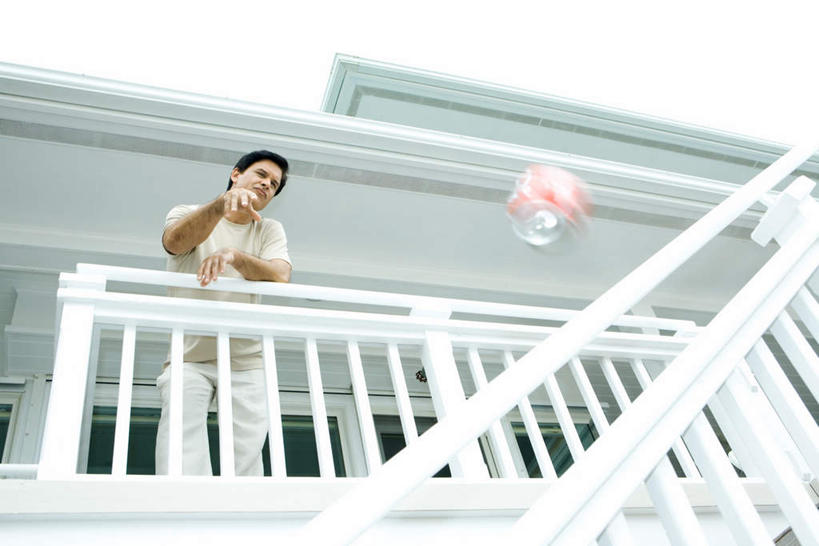 西方人,一个人,家,栏杆,站,横图,室外,白天,仰视,欧洲,欧洲人,仅一个男性,仅一个人,指,服装,透明,房屋,屋子,云,云朵,围栏,云彩,休闲装,方向,护栏,楼房,住宅,仅一个年轻男性,一个,衣服,白云,天空,泡泡,天,手势,站着,休闲,休闲服,服饰,单个,指向,男人,男性,年轻男性,白种人,站立,半身,彩图,低角度拍摄,房子