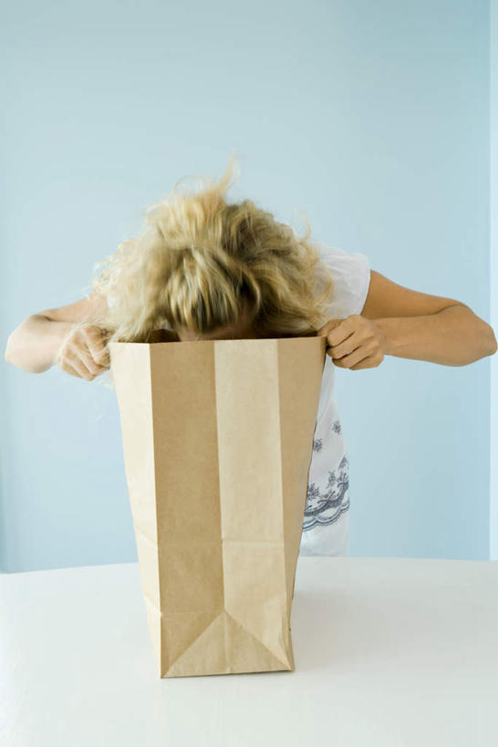 西方人,一个人,站,竖图,室内,白天,正面,购物,消费,桌面,桌子,袋子,欧洲,欧洲人,仅一个女性,仅一个人,服装,包装袋,手提袋,墙,购物袋,拿,拿着,注视,休闲装,墙壁,墙面,衣服,看,站着,仅一个中年女性,休闲,休闲服,金融,服饰,购买,关注,贸易,女人,女性,中年女性,白种人,站立,半身,彩图