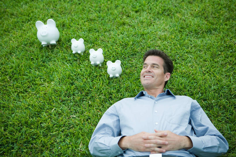 西方人,一个人,躺,笑,双手交叉,微笑,横图,俯视,室外,白天,草地,草坪,植物,欧洲,欧洲人,仅一个男性,仅一个人,一排,服装,整齐,休闲装,草,排列,仅一个年轻男性,三个,衣服,绿色,白色,容器,休闲,休闲服,储蓄罐,器皿,储蓄,存钱,金融,理财,服饰,经济,资金,存钱罐,队列,存款,流通,贸易,贮钱罐,储钱罐,扑满,男人,男性,年轻男性,白种人,十字手,躺着,半身,彩图,高角度拍摄