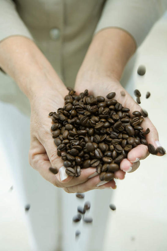 西方人,一个人,站,捧,竖图,俯视,室内,特写,白天,白色背景,欧洲,欧洲人,仅一个女性,仅一个人,一堆,许多,堆叠,堆积,服装,食品,褐色,休闲装,食物,衣服,咖啡豆,站着,休闲,休闲服,摄影,服饰,仅一个老年女性,影棚,堆,老年女性,女人,女性,白种人,端,端着,捧着,手捧,站立,半身,彩图,高角度拍摄,影棚拍摄,拍摄