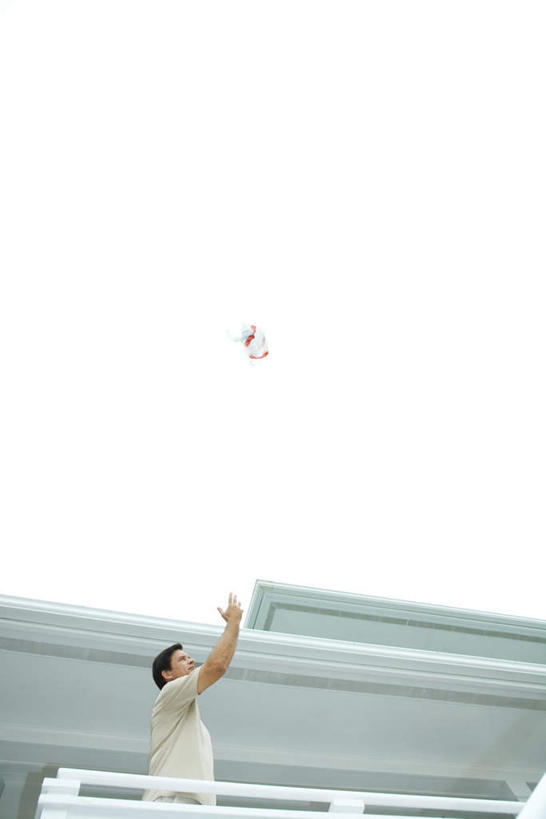 西方人,一个人,家,栏杆,站,投,竖图,室外,白天,仰视,欧洲,欧洲人,仅一个男性,仅一个人,仅一个中年男性,朦胧,模糊,房屋,屋子,云,云朵,围栏,垃圾,云彩,注视,护栏,楼房,住宅,一个,蓝色,白云,蓝天,天空,天,观察,看,站着,单个,观看,察看,关注,男人,男性,中年男性,白种人,抛,扔,撒,站立,掷,半身,彩图,低角度拍摄,房子