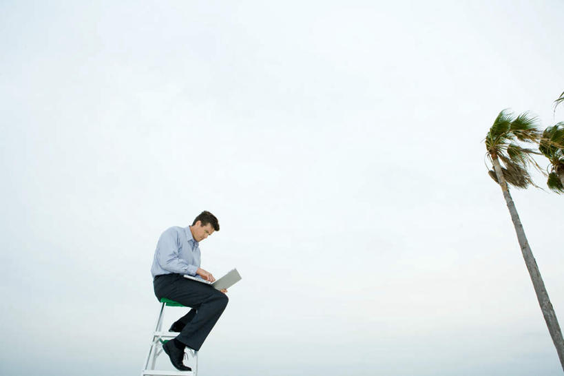 西方人,一个人,坐,横图,室外,白天,仰视,电脑,笔记本电脑,植物,棕榈树,叶子,欧洲,欧洲人,仅一个男性,仅一个人,仅一个中年男性,敲打,网络,云,云朵,绿叶,云彩,输入,通讯设备,树,树木,绿色,白云,天空,自然,天,打字,嫩叶,生长,成长,点击,敲击,无线,通信设备,无线网络,无线上网,便携式电脑,棕榈叶,按键,手提电脑,男人,男性,中年男性,白种人,叶,叶片,坐着,彩图,低角度拍摄,全身