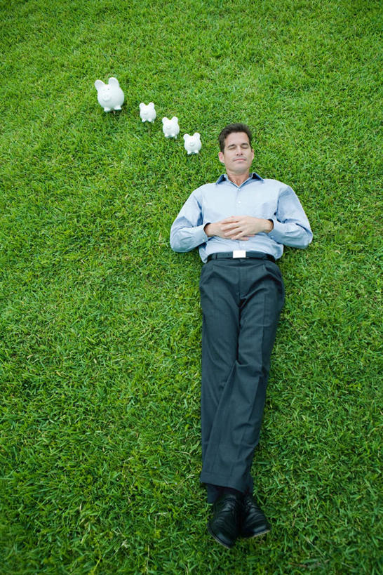 西方人,一个人,躺,闭眼,双手交叉,竖图,俯视,室外,白天,草地,草坪,植物,欧洲,欧洲人,仅一个男性,仅一个人,仅一个中年男性,一排,整齐,草,排列,三个,绿色,白色,容器,储蓄罐,器皿,储蓄,存钱,金融,理财,经济,资金,存钱罐,队列,存款,流通,贸易,贮钱罐,储钱罐,扑满,男人,男性,中年男性,白种人,闭眼睛,闭着眼,闭着眼睛,十字手,躺着,彩图,高角度拍摄,全身