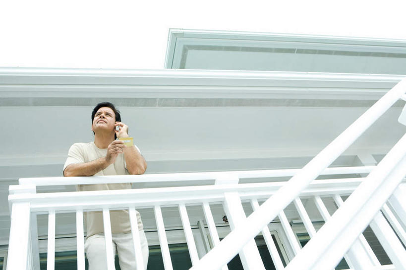 西方人,一个人,家,栏杆,站,打电话,横图,室外,白天,仰视,信用卡,电话,手机,欧洲,欧洲人,仅一个男性,仅一个人,仅一个中年男性,服装,房屋,屋子,云,云朵,围栏,拿,云彩,拿着,休闲装,通讯设备,护栏,楼房,住宅,衣服,白云,天空,天,站着,休闲,休闲服,卡,储蓄卡,服饰,交流,银行卡,男人,男性,中年男性,白种人,沟通,通话,站立,半身,彩图,低角度拍摄,房子