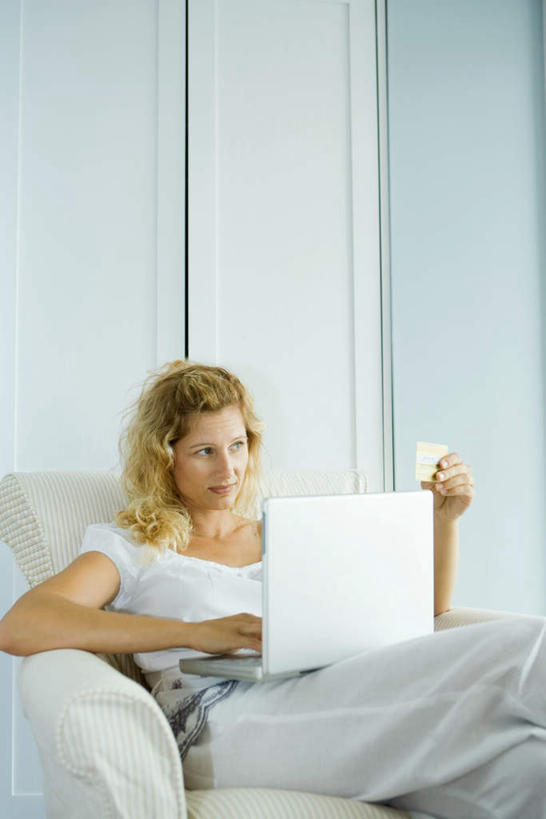 西方人,一个人,客厅,坐,竖图,室内,白天,正面,电脑,笔记本电脑,沙发,欧洲,欧洲人,仅一个年轻女性,仅一个女性,仅一个人,服装,网络,休闲装,通讯设备,衣服,休闲,休闲服,服饰,无线,起居室,通信设备,无线网络,无线上网,便携式电脑,手提电脑,年轻女性,女人,女性,白种人,坐着,半身,彩图,皮沙发