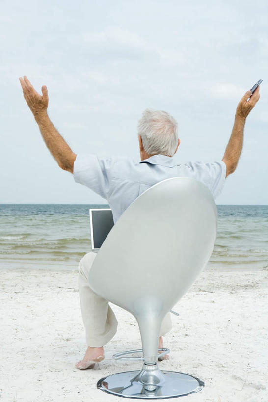 西方人,一个人,坐,伸展双臂,竖图,室外,白天,度假,电脑,笔记本电脑,海浪,海洋,美景,沙滩,椅子,欧洲,欧洲人,仅一个男性,仅一个人,服装,网络,沙子,海岸,景观,浪花,水平线,辽阔,海平线,沙地,休闲装,娱乐,通讯设备,背面,衣服,自然,海水,仅一个老年男性,享受,休闲,广阔,休闲服,景色,放松,服饰,一望无际,无线,自然风光,通信设备,无线网络,海景,无线上网,便携式电脑,无边无际,一马平川,手提电脑,老年男性,男人,男性,白种人,大海,风浪,海,海水的波动,海滩,近岸浪,涌浪,敞开双臂,伸开双臂,展开双肩,张开手臂,张开双臂,坐着,彩图,全身,水天相接,水天一线
