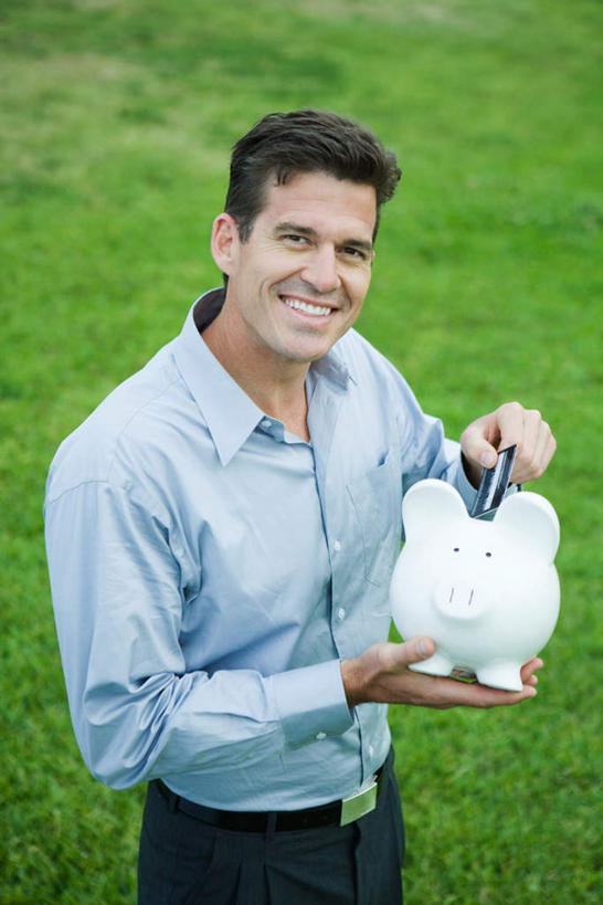 西方人,一个人,站,笑,微笑,露齿笑,竖图,俯视,室外,白天,信用卡,欧洲,欧洲人,仅一个男性,仅一个人,朦胧,模糊,拿,拿着,仅一个年轻男性,一个,白色,容器,站着,储蓄罐,器皿,卡,储蓄,存钱,储蓄卡,金融,理财,经济,单个,资金,存钱罐,存款,流通,贸易,贮钱罐,储钱罐,扑满,银行卡,男人,男性,年轻男性,白种人,站立,半身,彩图,高角度拍摄