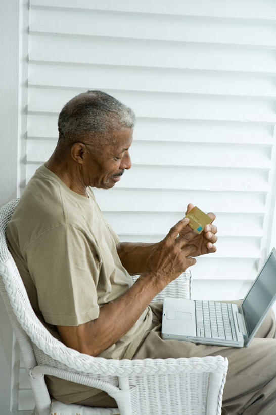 西方人,一个人,坐,竖图,室内,白天,侧面,信用卡,电脑,笔记本电脑,椅子,欧洲,欧洲人,仅一个男性,仅一个人,网络,墙,拿,拿着,注视,通讯设备,墙壁,墙面,看,仅一个老年男性,卡,储蓄卡,无线,关注,通信设备,无线网络,无线上网,便携式电脑,银行卡,手提电脑,老年男性,男人,男性,白种人,坐着,半身,彩图