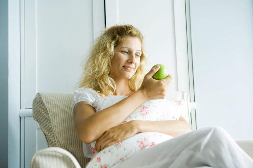 西方人,一个人,客厅,坐,抱,横图,室内,白天,正面,靠垫,沙发,苹果,水果,欧洲,欧洲人,仅一个年轻女性,仅一个女性,仅一个人,服装,朦胧,模糊,新鲜,生食,食品,果实,靠枕,注视,休闲装,食物,一个,衣服,绿色,垫子,枕头,看,休闲,休闲服,服饰,有机食品,绿色食品,单个,抱着,起居室,搂着,关注,布艺沙发,年轻女性,女人,女性,白种人,搂,搂抱,坐着,半身,彩图