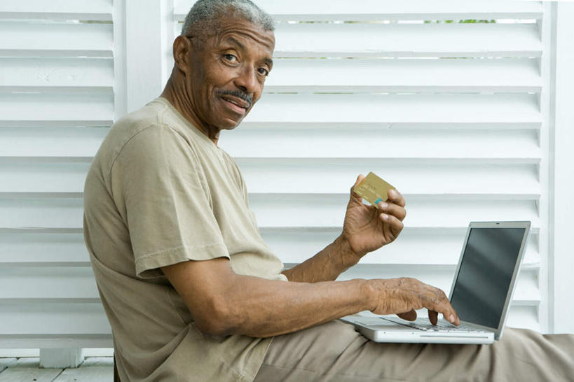 西方人,一个人,坐,横图,室外,白天,侧面,信用卡,电脑,笔记本电脑,椅子,欧洲,非洲,黑人,欧洲人,仅一个男性,仅一个人,网络,墙,拿,拿着,注视,通讯设备,墙壁,墙面,看,仅一个老年男性,卡,储蓄卡,无线,关注,通信设备,无线网络,无线上网,便携式电脑,银行卡,手提电脑,老年男性,男人,男性,非洲人,坐着,半身,彩图