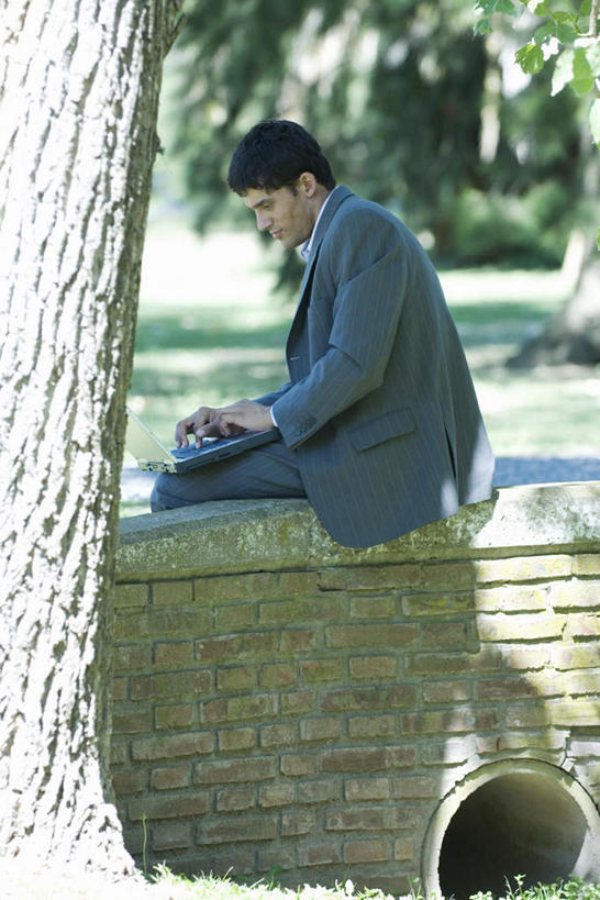西方人,一个人,商务人士,商务男性,坐,竖图,室外,白天,侧面,衬衫,电脑,笔记本电脑,草地,草坪,植物,欧洲,欧洲人,仅一个男性,仅一个人,敲打,阴影,套装,朦胧,模糊,光线,网络,影子,注视,输入,通讯设备,草,树,树木,仅一个年轻男性,绿色,阳光,自然,打字,看,生长,成长,点击,敲击,无线,关注,通信设备,商务装,无线网络,无线上网,便携式电脑,工薪阶层,按键,手提电脑,男人,男性,年轻男性,白种人,白领,上班族,坐着,半身,彩图,衬衣