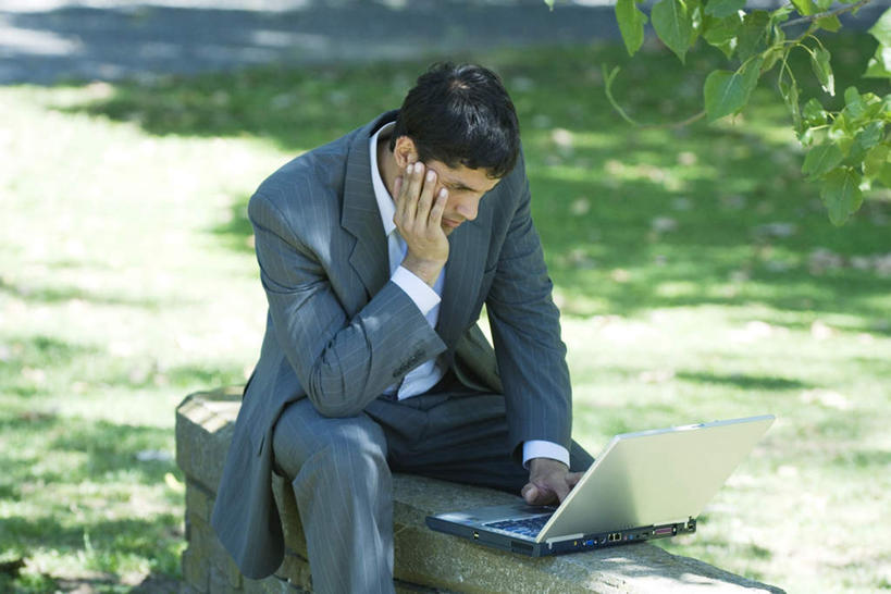 西方人,一个人,商务人士,商务男性,坐,摸,横图,室外,白天,正面,衬衫,电脑,笔记本电脑,草地,草坪,植物,欧洲,欧洲人,仅一个男性,仅一个人,抚摸,阴影,套装,光线,网络,影子,通讯设备,草,仅一个年轻男性,绿色,阳光,无线,通信设备,商务装,无线网络,无线上网,便携式电脑,工薪阶层,手提电脑,男人,男性,年轻男性,白种人,白领,上班族,触摸,接触,坐着,半身,彩图,衬衣