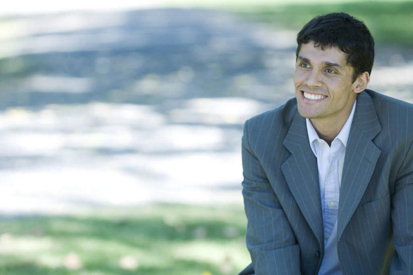 西方人,一个人,商务人士,商务男性,坐,笑,微笑,露齿笑,横图,室外,白天,正面,衬衫,草地,草坪,植物,道路,路,欧洲,欧洲人,仅一个男性,仅一个人,阴影,套装,朦胧,模糊,光线,影子,小路,交通,注视,草,仅一个年轻男性,绿色,阳光,观察,看,观看,察看,关注,商务装,工薪阶层,男人,男性,年轻男性,白种人,白领,上班族,坐着,半身,彩图,衬衣