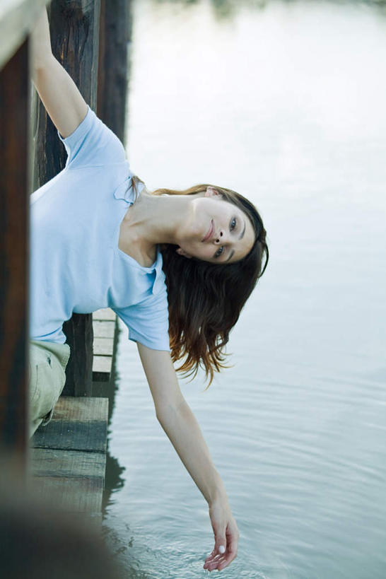 西方人,一个人,伸展双臂,笑,微笑,竖图,俯视,室外,白天,度假,河流,水,欧洲,欧洲人,仅一个年轻女性,仅一个女性,仅一个人,服装,木板,河水,水流,桥,木桥,注视,休闲装,娱乐,栈桥,衣服,观察,看,享受,休闲,休闲服,放松,服饰,观看,人行桥,木板桥,察看,关注,年轻女性,女人,女性,白种人,敞开双臂,伸开双臂,展开双肩,张开手臂,张开双臂,半身,彩图,高角度拍摄