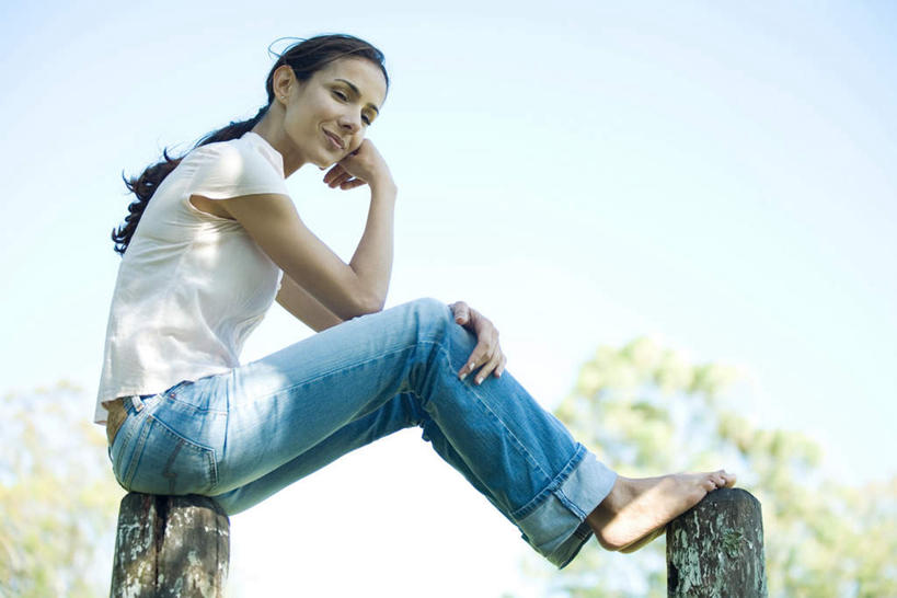 西方人,腿部,脚,脚趾,脚趾甲,腿,一个人,坐,笑,微笑,露齿笑,横图,室外,白天,仰视,植物,欧洲,欧洲人,仅一个年轻女性,仅一个女性,仅一个人,服装,朦胧,模糊,树桩,注视,休闲装,树,树木,衣服,绿色,自然,观察,看,休闲,赤脚,休闲服,服饰,生长,成长,观看,察看,关注,年轻女性,女人,女性,白种人,脚指甲,坐着,彩图,低角度拍摄,全身