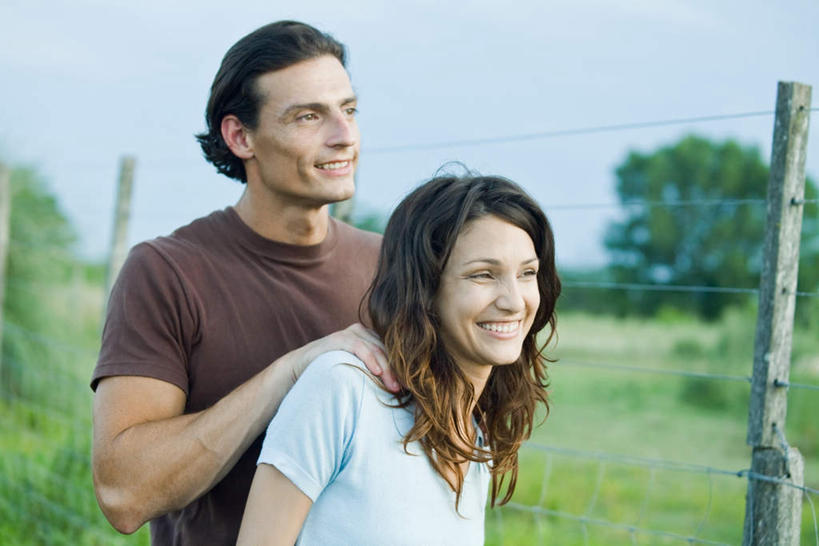 西方人,两个人,夫妻,站,笑,微笑,露齿笑,横图,室外,白天,正面,爱情,草地,草坪,植物,欧洲,欧洲人,服装,朦胧,模糊,浪漫,注视,休闲装,草,树,树木,衣服,绿色,自然,观察,看,站着,休闲,休闲服,恩爱,恋人,服饰,生长,成长,观看,察看,关注,男人,男性,女人,女性,中年男性,中年女性,白种人,夫妇,情侣,站立,半身,彩图,伴侣