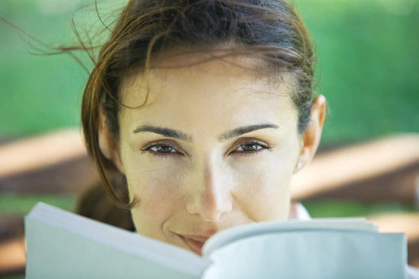 西方人,脸,头,脸颊,一个人,站,笑,微笑,横图,室外,特写,白天,正面,草地,草坪,植物,书籍,欧洲,欧洲人,仅一个年轻女性,仅一个女性,仅一个人,朦胧,模糊,拿,拿着,草,绿色,站着,年轻女性,女人,女性,白种人,头部,脸部,脸蛋,面部,书,图书,站立,半身,彩图