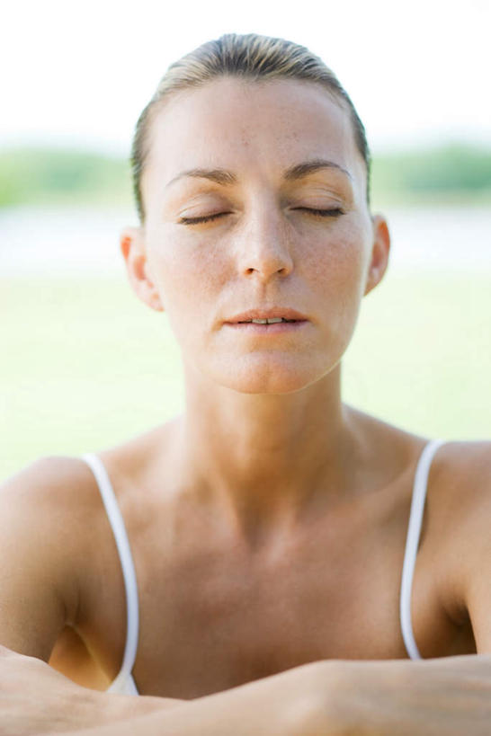 西方人,脸,头,脸颊,一个人,站,闭眼,竖图,室外,特写,白天,正面,草地,草坪,植物,欧洲,欧洲人,仅一个女性,仅一个人,服装,朦胧,模糊,休闲装,肩膀,草,衣服,绿色,站着,仅一个中年女性,休闲,休闲服,服饰,女人,女性,中年女性,白种人,头部,脸部,脸蛋,面部,闭眼睛,闭着眼,闭着眼睛,站立,半身,彩图