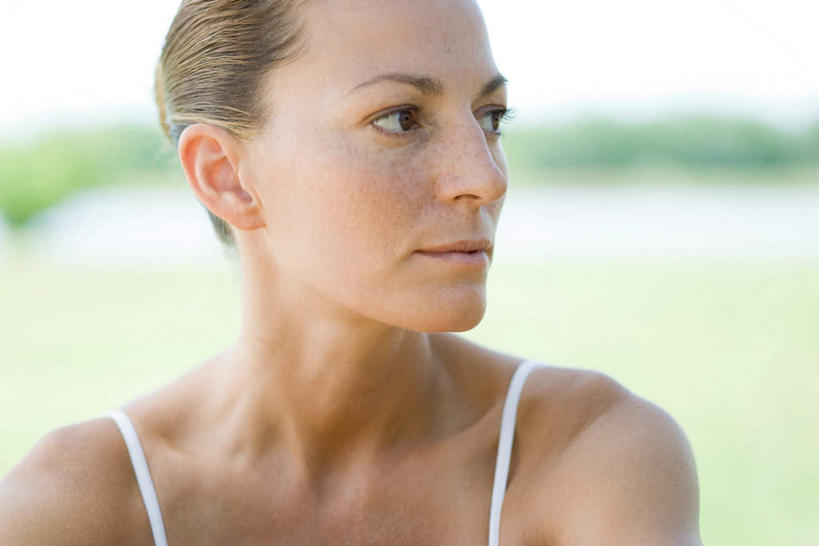 西方人,脸,头,脸颊,一个人,站,横图,室外,特写,白天,正面,草地,草坪,植物,欧洲,欧洲人,仅一个女性,仅一个人,服装,朦胧,模糊,注视,休闲装,肩膀,草,树,树木,衣服,绿色,自然,看,站着,仅一个中年女性,休闲,休闲服,服饰,生长,成长,关注,女人,女性,中年女性,白种人,头部,脸部,脸蛋,面部,站立,半身,彩图