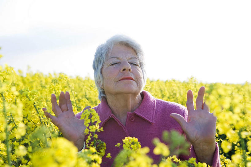 西方人,脸,头,脸颊,一个人,站,闭眼,横图,室外,特写,白天,正面,花海,花圃,植物,欧洲,欧洲人,仅一个女性,仅一个人,许多,服装,朦胧,模糊,盛开,花蕾,休闲装,肩膀,花,花瓣,花朵,花卉,鲜花,衣服,黄色,绿色,自然,花丛,花田,花苞,花蕊,油菜花,站着,休闲,休闲服,服饰,仅一个老年女性,生长,成长,老年女性,女人,女性,白种人,头部,脸部,脸蛋,面部,闭眼睛,闭着眼,闭着眼睛,站立,半身,彩图