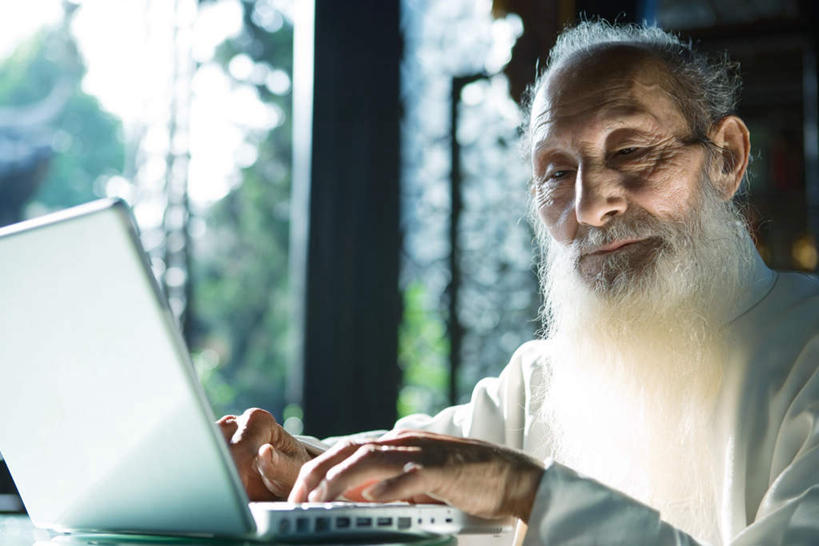 东方人,胡须,一个人,坐,横图,室外,特写,白天,正面,电脑,笔记本电脑,植物,桌面,桌子,亚洲,仅一个男性,仅一个人,敲打,服装,朦胧,模糊,网络,休闲装,黄种人,输入,通讯设备,树,树木,衣服,绿色,自然,打字,仅一个老年男性,休闲,休闲服,服饰,生长,成长,点击,敲击,无线,通信设备,无线网络,无线上网,便携式电脑,按键,手提电脑,老年男性,男人,男性,亚洲人,胡子,络腮胡,坐着,半身,彩图