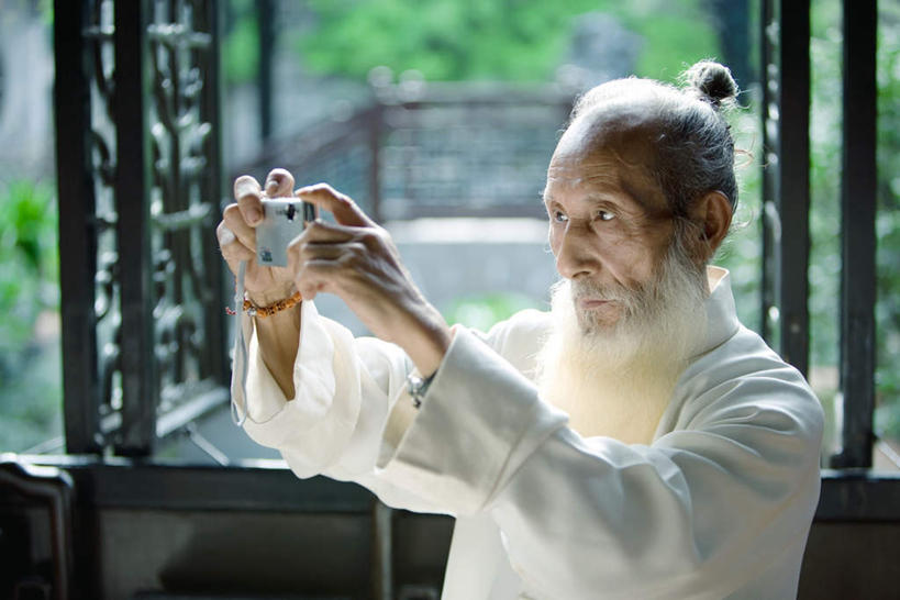 东方人,胡须,一个人,站,横图,室内,白天,侧面,植物,窗户,相机,亚洲,仅一个男性,仅一个人,服装,朦胧,模糊,拿,拿着,休闲装,黄种人,玻璃窗,树,树木,拍照,衣服,绿色,自然,数码相机,站着,仅一个老年男性,休闲,休闲服,摄影,服饰,生长,成长,老年男性,男人,男性,亚洲人,胡子,络腮胡,照相机,站立,半身,彩图,照相