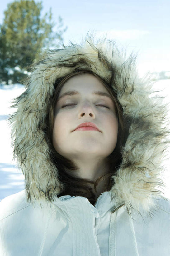 西方人,脸,头,脸颊,一个人,站,闭眼,竖图,室内,特写,白天,正面,度假,雪,植物,大雪,欧洲,欧洲人,仅一个年轻女性,仅一个女性,仅一个人,朦胧,模糊,积雪,雪景,云,云朵,冬天,云彩,娱乐,肩膀,树,树木,蓝色,绿色,白云,蓝天,天空,自然,天,站着,享受,休闲,放松,生长,成长,羽绒服,年轻女性,女人,女性,白种人,头部,脸部,脸蛋,面部,闭眼睛,闭着眼,闭着眼睛,站立,半身,彩图