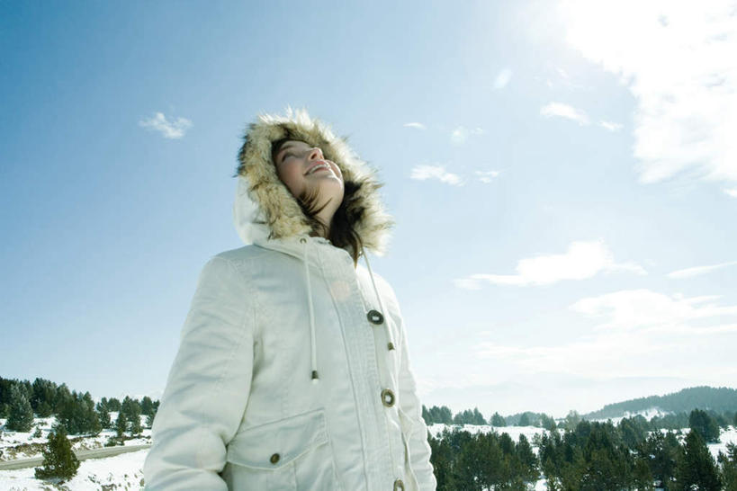 西方人,一个人,站,笑,微笑,露齿笑,横图,室外,白天,仰视,度假,雪,植物,大雪,欧洲,欧洲人,仅一个年轻女性,仅一个女性,仅一个人,积雪,雪景,云,云朵,冬天,云彩,娱乐,树,树木,蓝色,绿色,白云,蓝天,天空,自然,天,站着,享受,休闲,放松,生长,成长,羽绒服,年轻女性,女人,女性,白种人,抬头,仰头,站立,半身,彩图,低角度拍摄