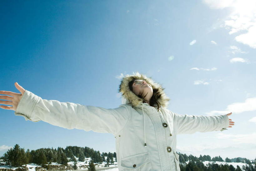 西方人,一个人,站,伸展双臂,笑,微笑,露齿笑,横图,室外,白天,仰视,度假,雪,植物,大雪,欧洲,欧洲人,仅一个年轻女性,仅一个女性,仅一个人,积雪,雪景,云,云朵,冬天,云彩,娱乐,树,树木,蓝色,绿色,白云,蓝天,天空,自然,天,站着,享受,休闲,放松,生长,成长,羽绒服,年轻女性,女人,女性,白种人,敞开双臂,伸开双臂,展开双肩,站立,张开手臂,张开双臂,半身,彩图,低角度拍摄