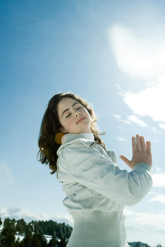 西方人,一个人,站,双手交叉,竖图,室外,白天,仰视,森林,树林,植物,欧洲,欧洲人,仅一个年轻女性,仅一个女性,仅一个人,服装,云,云朵,云彩,休闲装,树,树木,衣服,蓝色,绿色,白云,蓝天,天空,自然,天,站着,休闲,休闲服,服饰,生长,成长,年轻女性,女人,女性,白种人,十字手,站立,半身,彩图,低角度拍摄